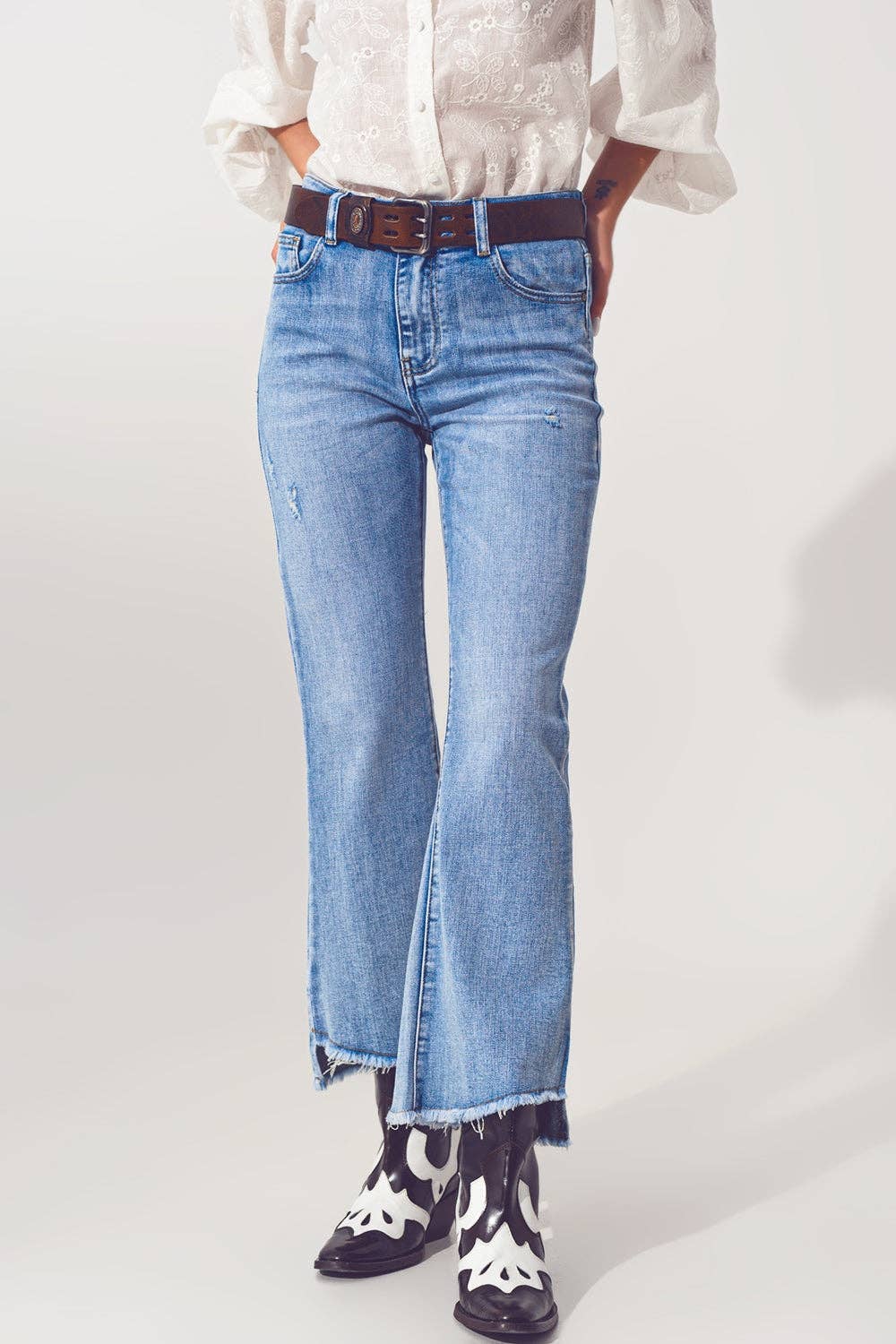 Flared Jeans in Hellblau mit asymmetrischem Saum: Blau / China / Große