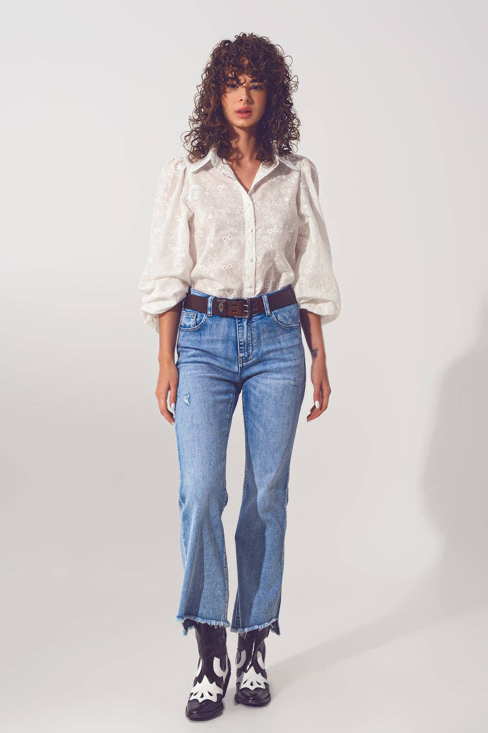 Flared Jeans in Hellblau mit asymmetrischem Saum: Blau / China / Mittelgroße