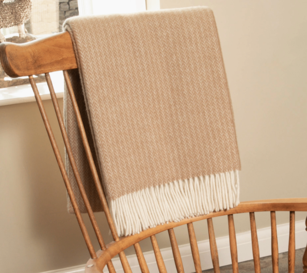 Beigefarbene Wolldecke mit Zopfmuster von Native Natural