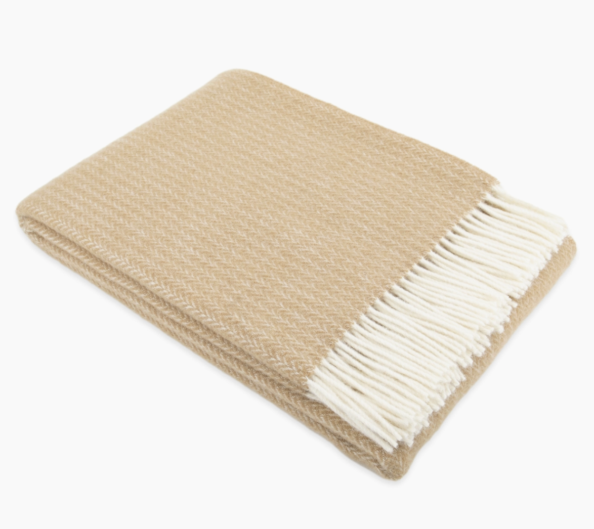 Beigefarbene Wolldecke mit Zopfmuster von Native Natural