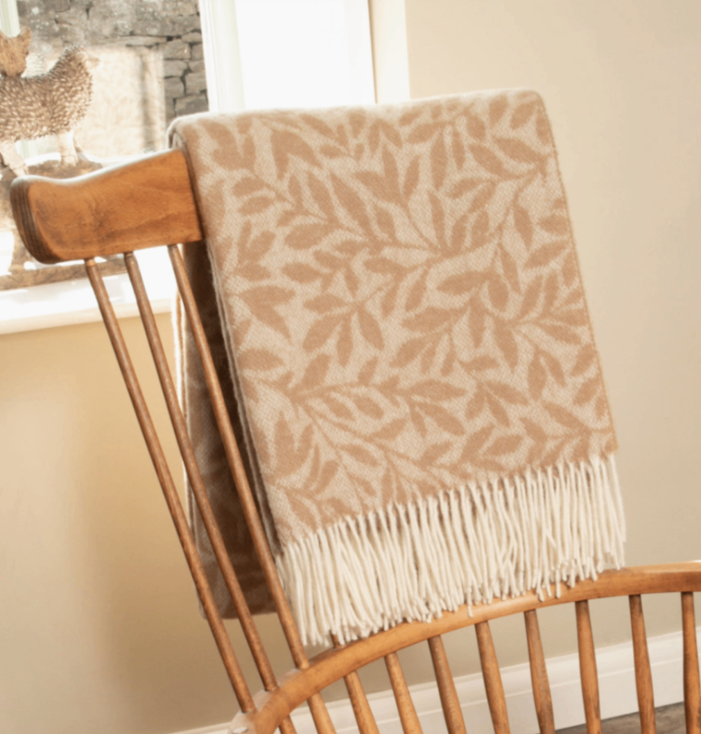 Beigefarbene 100% Wolldecke mit Blattmuster von Native Natural