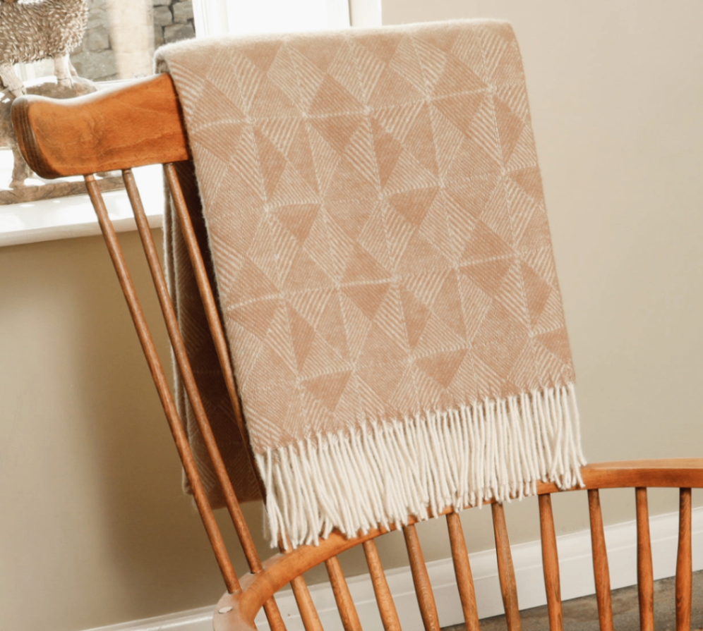 Beigefarbene Wolldecke mit Diamantmuster von Native Natural