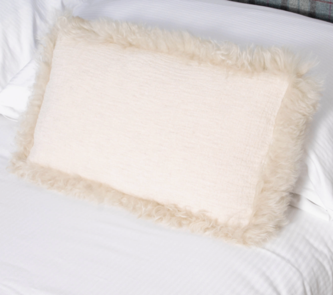 Beigefarbenes Leinenkissen mit Lammfellbesatz 30x50cm von Native Natural