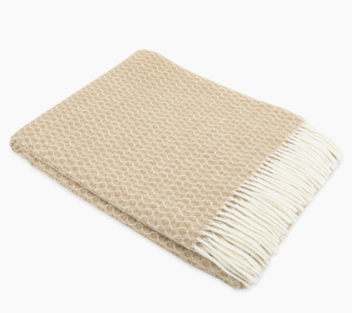 Beigefarbene Wolldecke mit Reifmuster von Native Natural