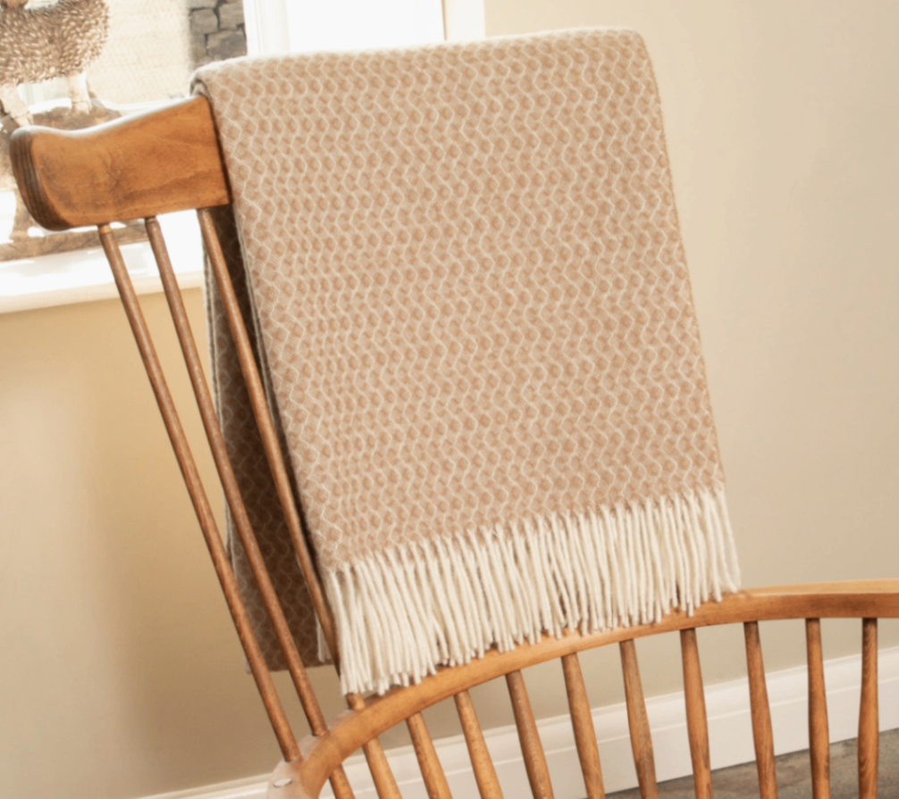 Beigefarbene Wolldecke mit Reifmuster von Native Natural