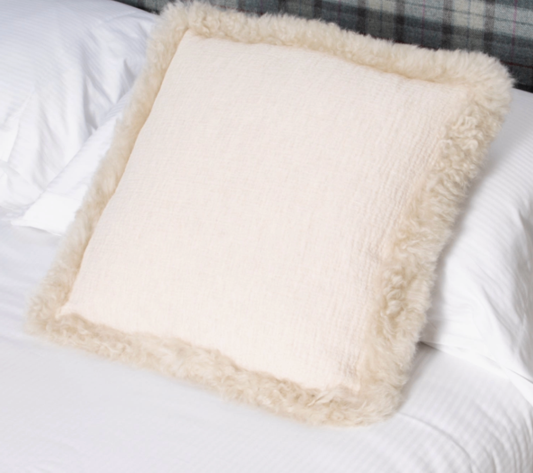 Beigefarbenes Leinenkissen mit Lammfellbesatz 45x45cm von Native Natural