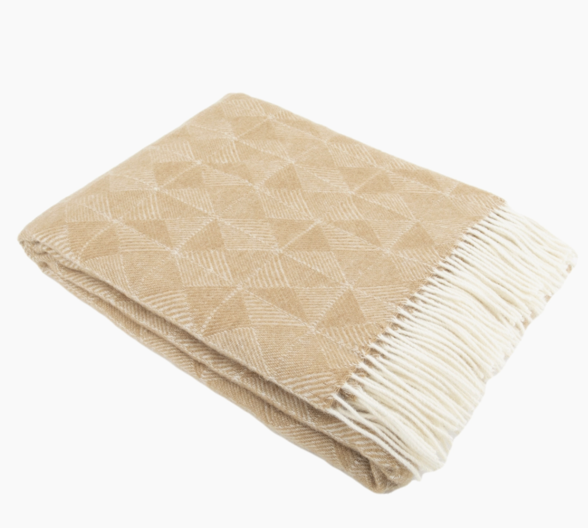 Beigefarbene Wolldecke mit Diamantmuster von Native Natural