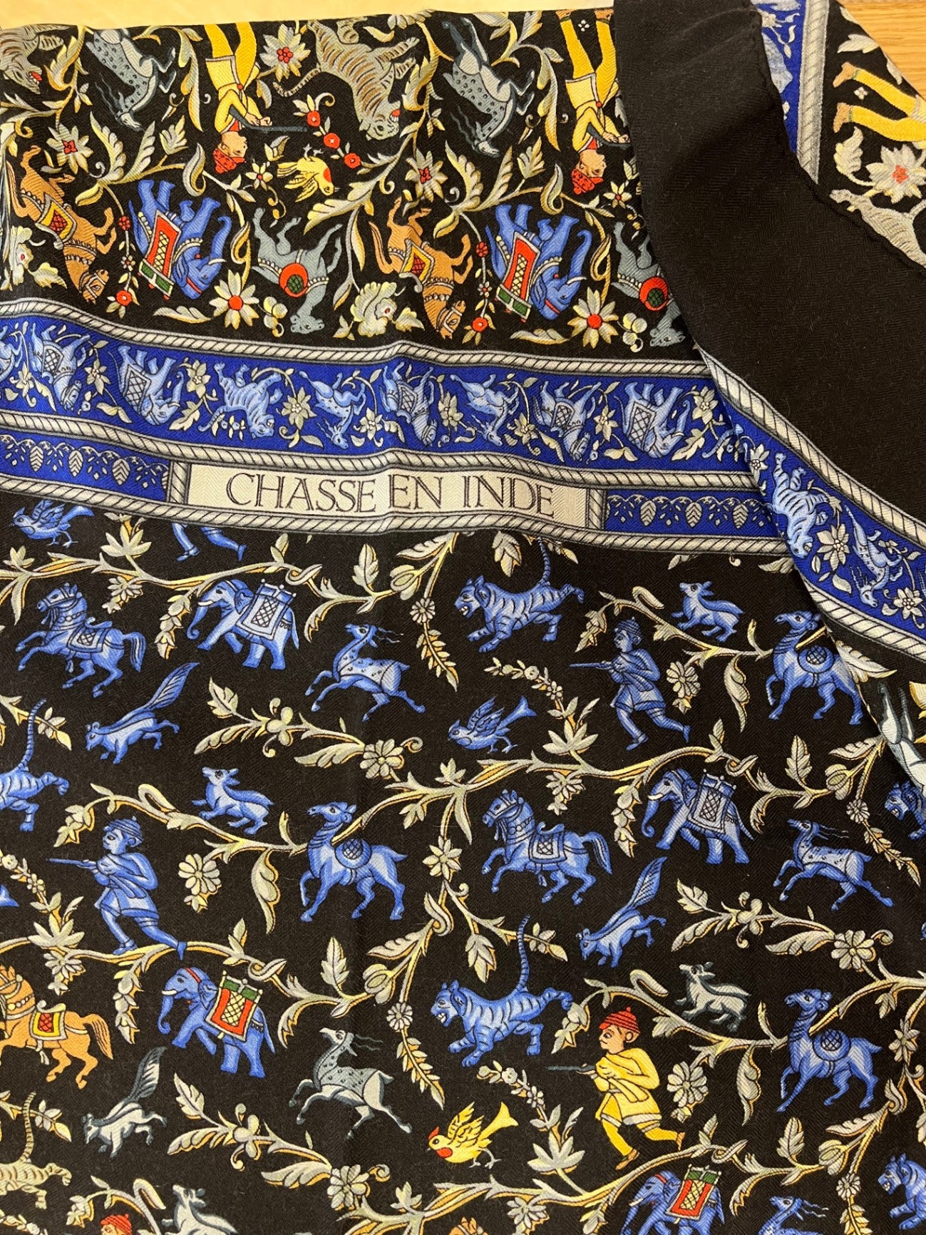 Chasse en Inde Schwarz, Blau, Gelb, Rot 140x140 Cashmere / Seide