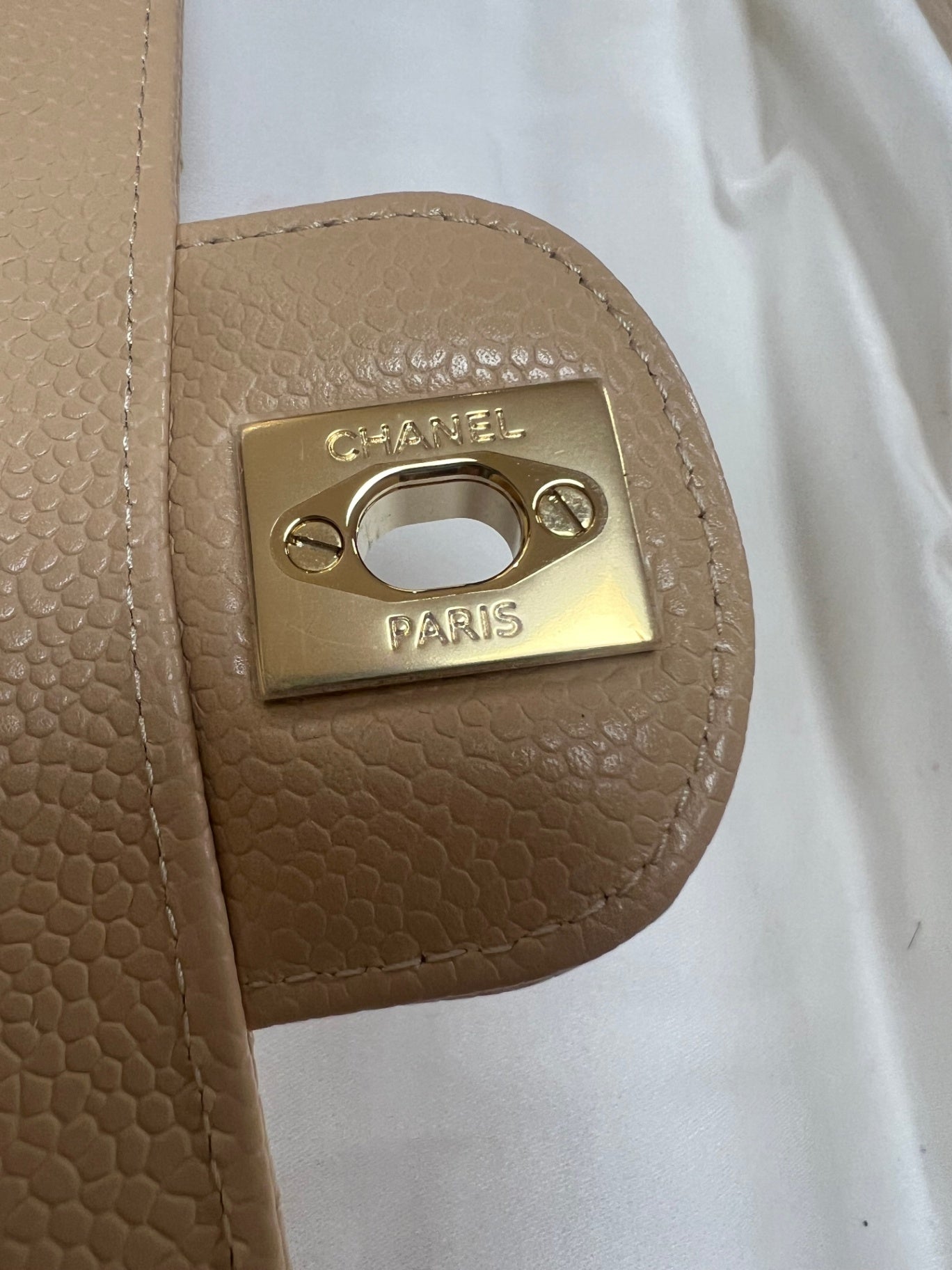 Chanel Classique Double Flap Kalbsleder & goldfarbenes Metall Dunkles Beige Lammleder