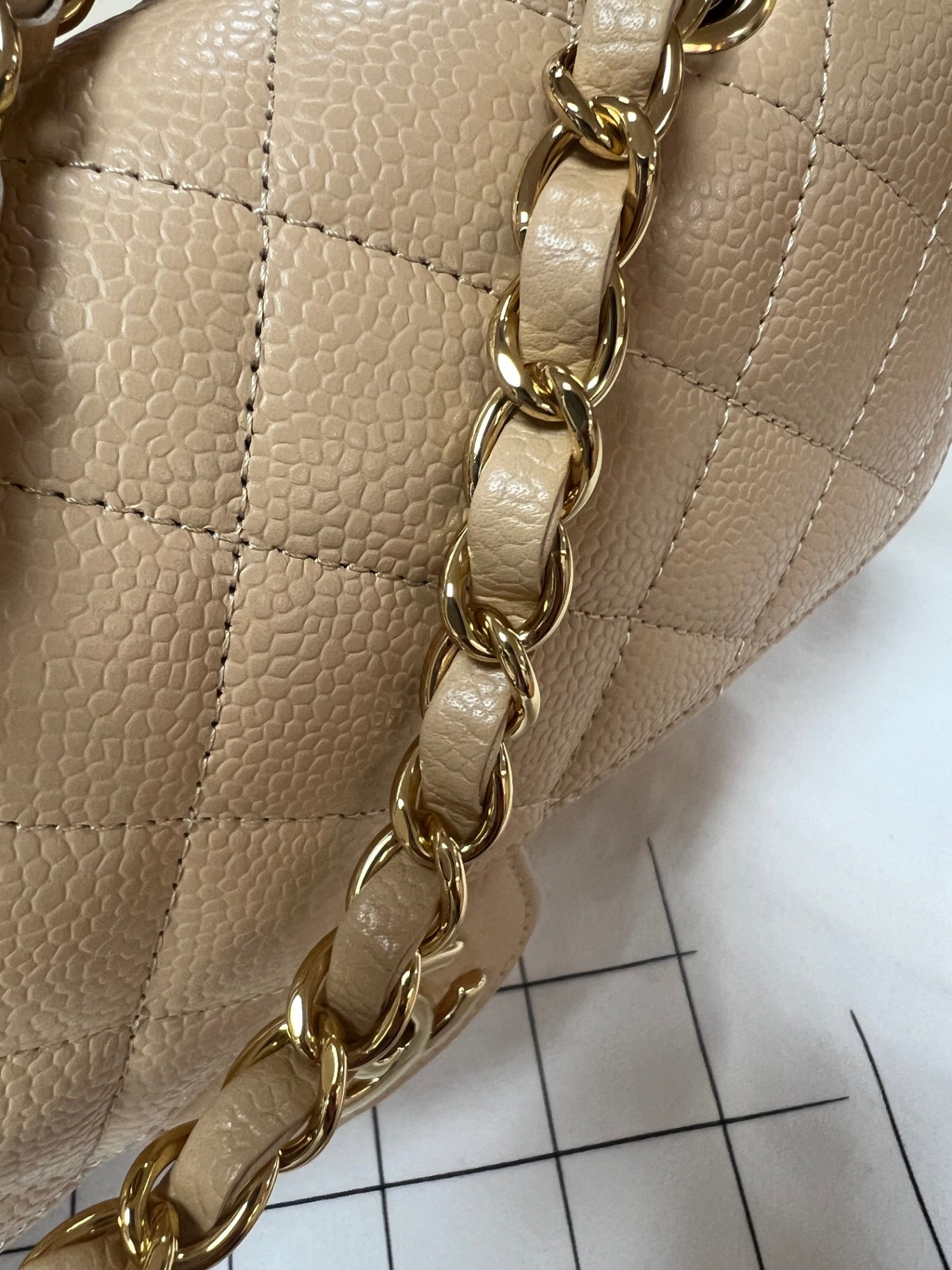 Chanel Classique Double Flap Kalbsleder & goldfarbenes Metall Dunkles Beige Lammleder