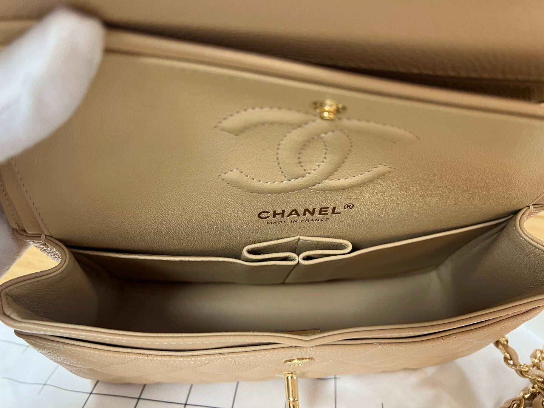 Chanel Classique Double Flap Kalbsleder & goldfarbenes Metall Dunkles Beige Lammleder