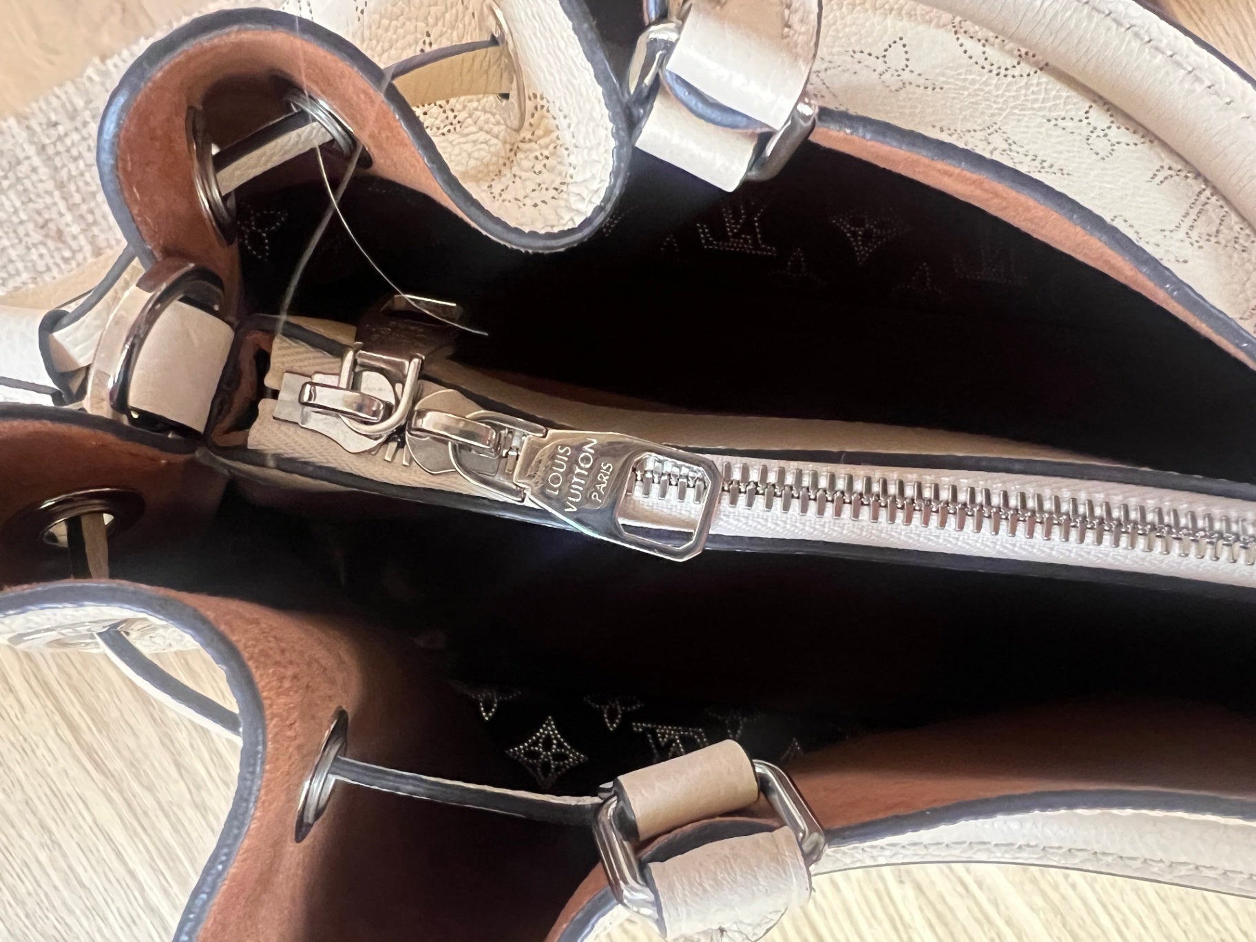 Louis Vuitton Bella Tote Cream Cream/Beige 32x23x13 Calfskin Mahina