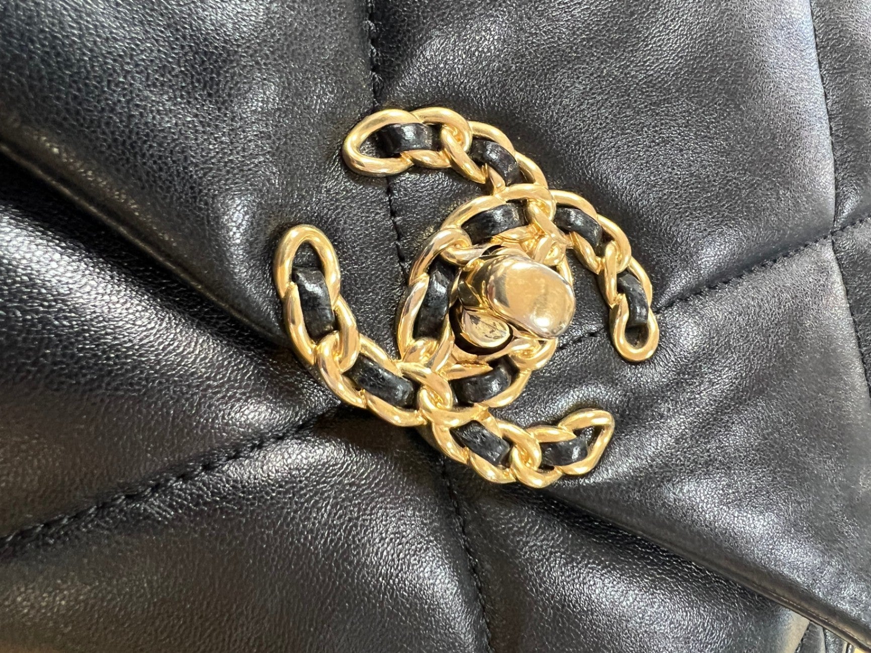 Chanel 19 Schwarz Lammleder Medium