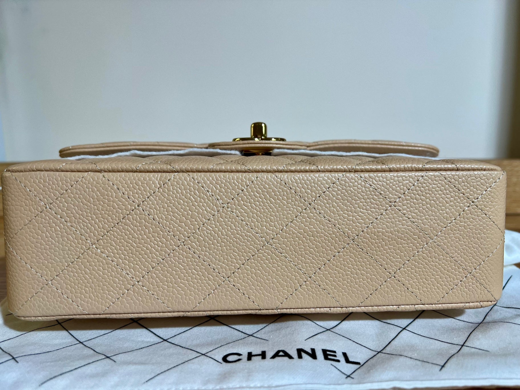 Chanel Classique Double Flap Kalbsleder & goldfarbenes Metall Dunkles Beige Lammleder