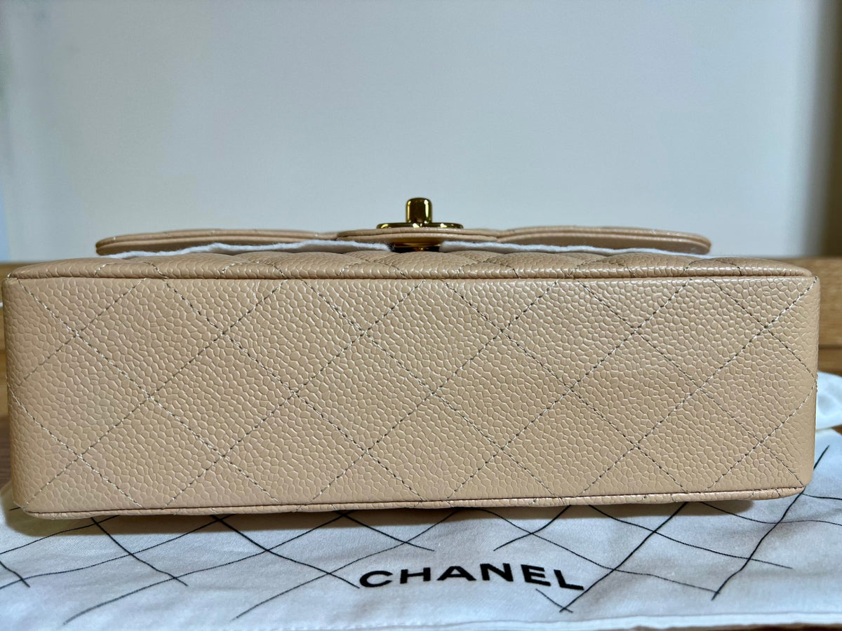 Chanel Classique Double Flap Kalbsleder & goldfarbenes Metall Dunkles Beige Lammleder