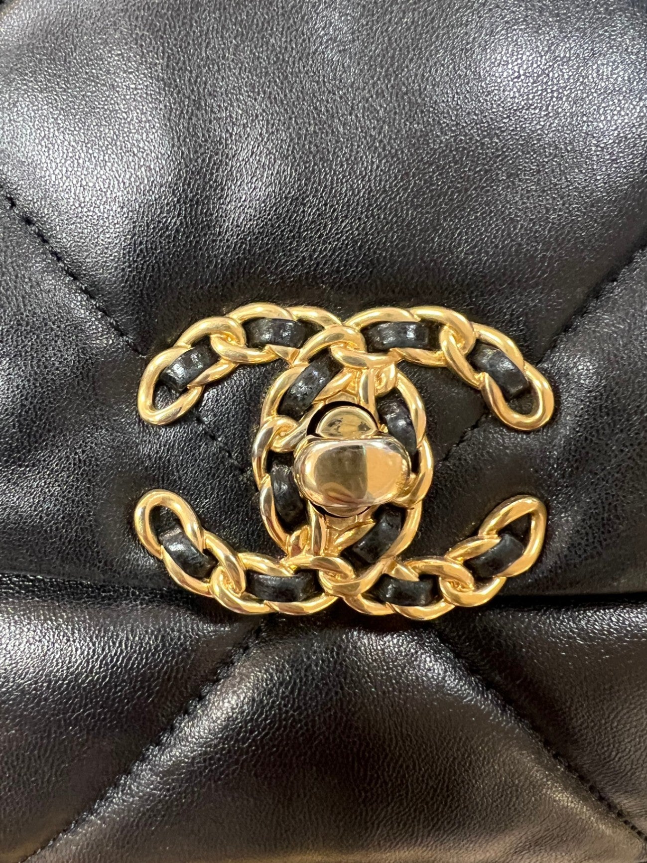 Chanel 19 Schwarz Lammleder Medium