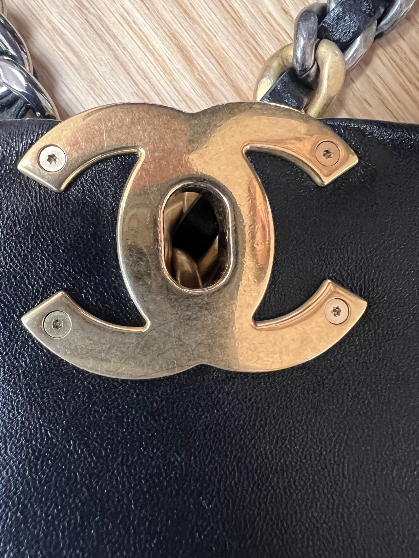 Chanel 19 Schwarz Lammleder Medium