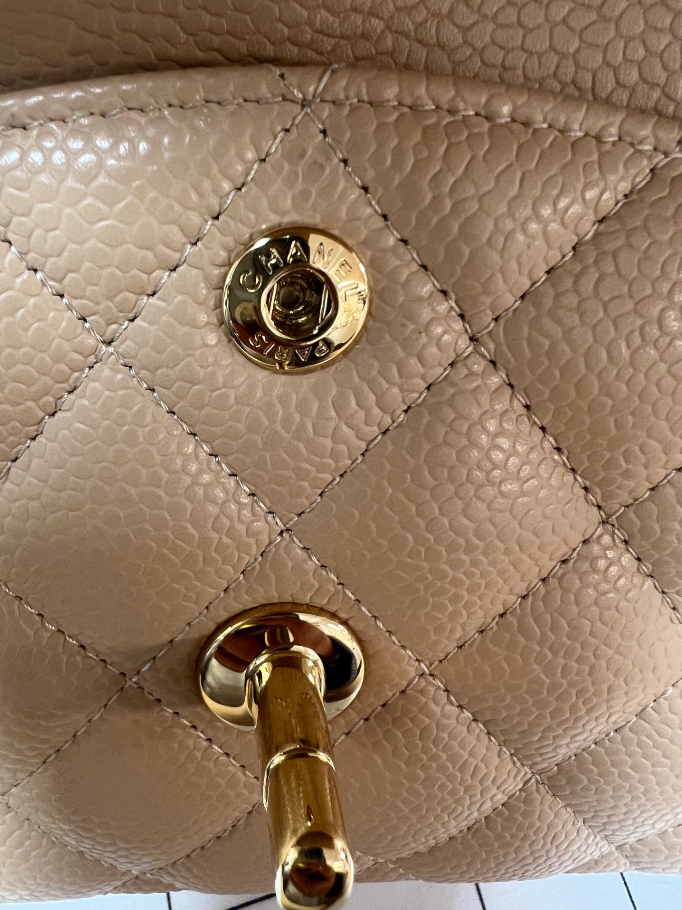Chanel Classique Double Flap Kalbsleder & goldfarbenes Metall Dunkles Beige Lammleder