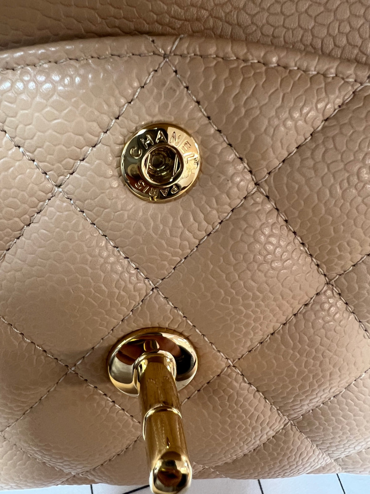 Chanel Classique Double Flap Kalbsleder & goldfarbenes Metall Dunkles Beige Lammleder