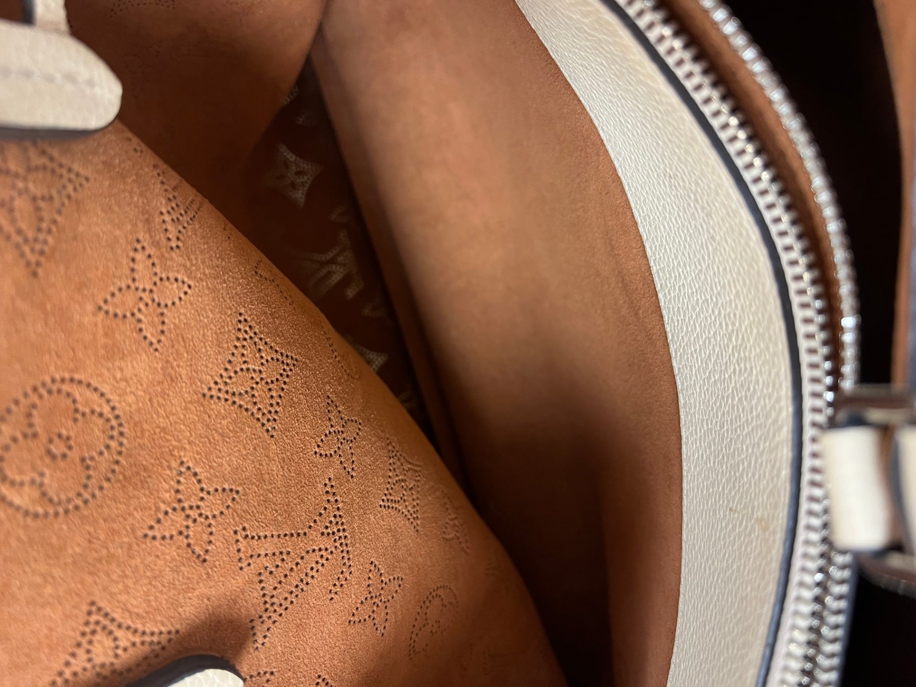 Louis Vuitton Bella Tote Cream Cream/Beige 32x23x13 Calfskin Mahina