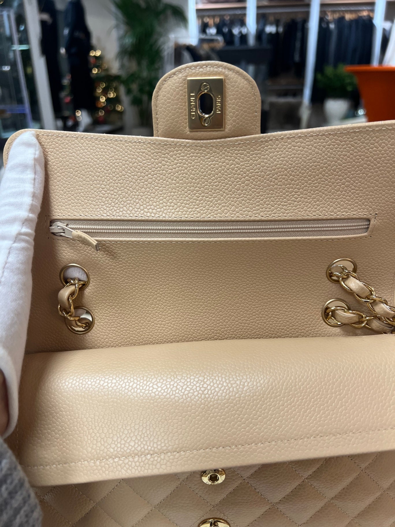 Chanel Classique Double Flap Kalbsleder & goldfarbenes Metall Dunkles Beige Lammleder