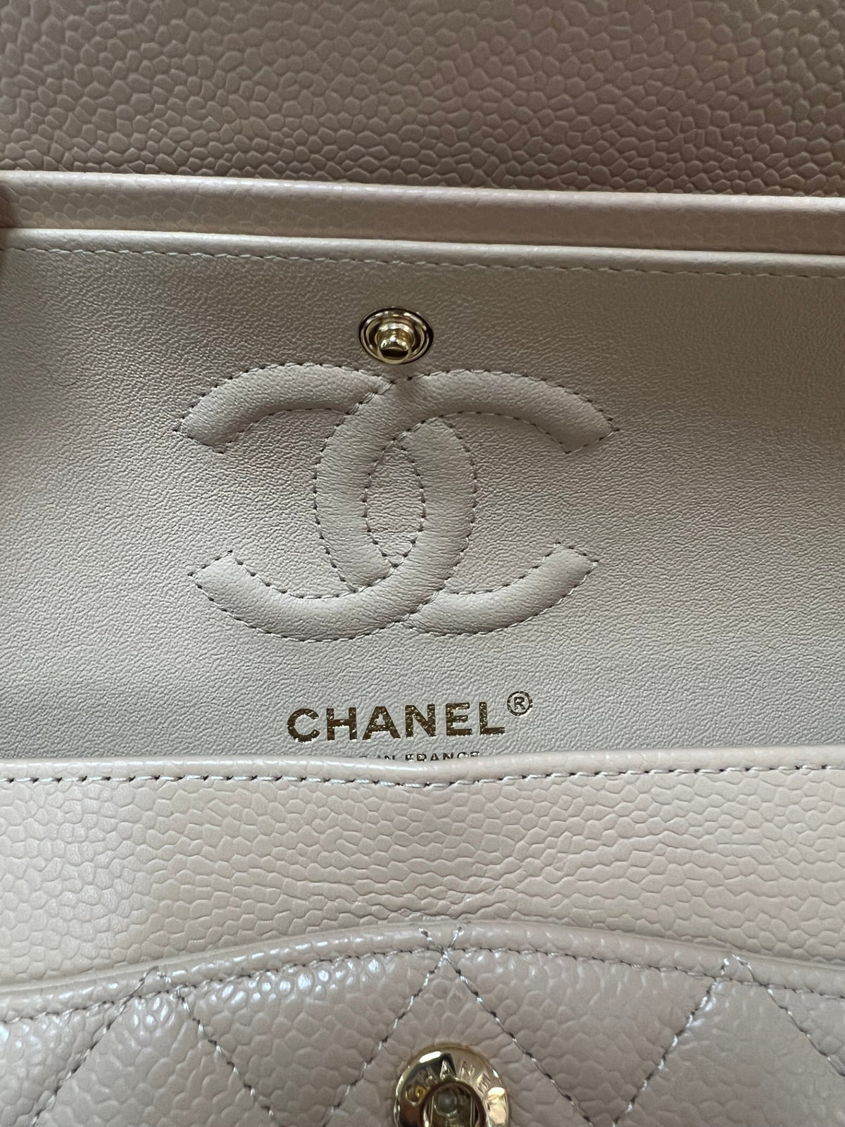 Chanel Classique Double Flap Kalbsleder & goldfarbenes Metall Dunkles Beige Lammleder