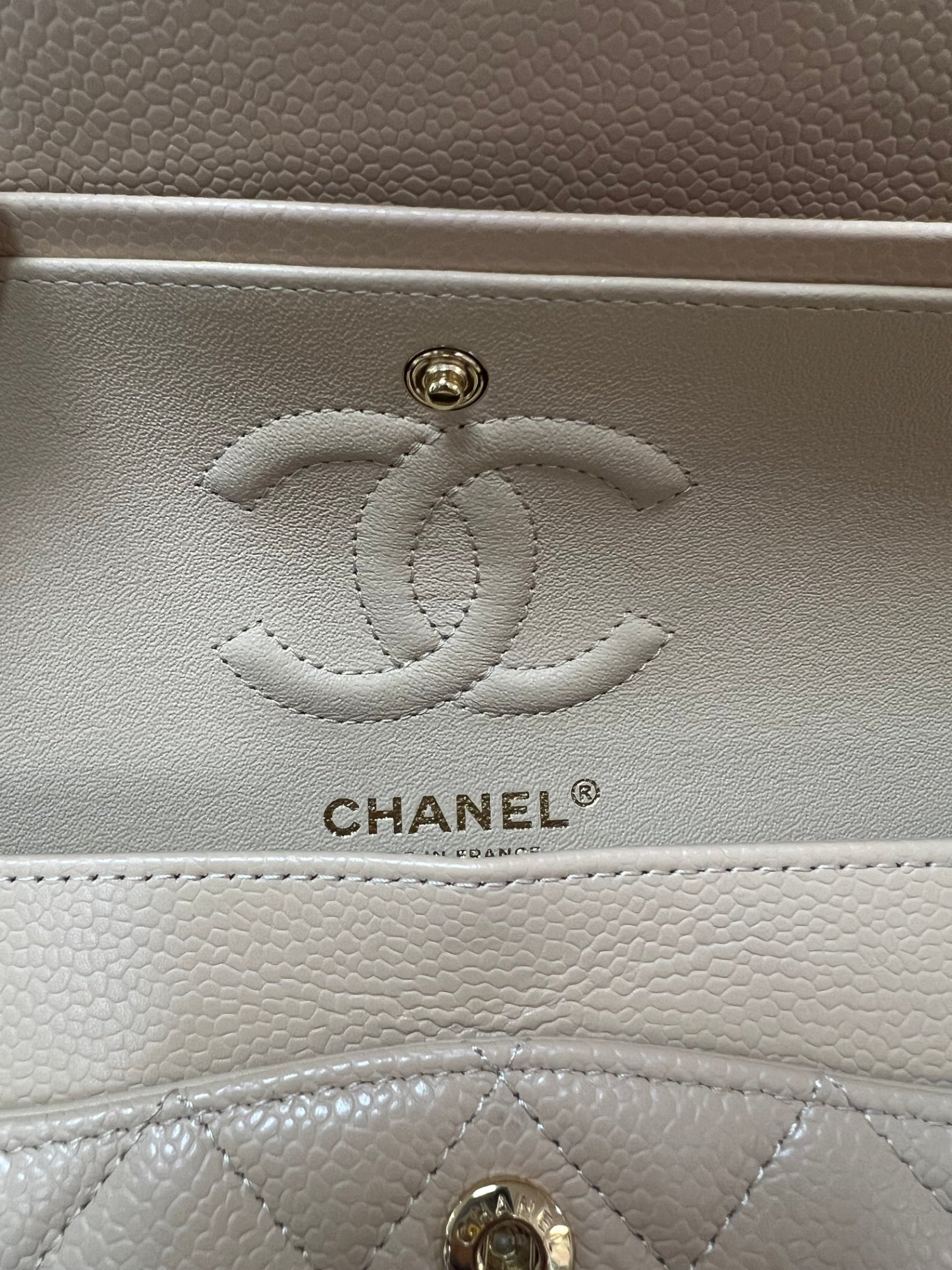 Chanel Classique Double Flap Kalbsleder & goldfarbenes Metall Dunkles Beige Lammleder