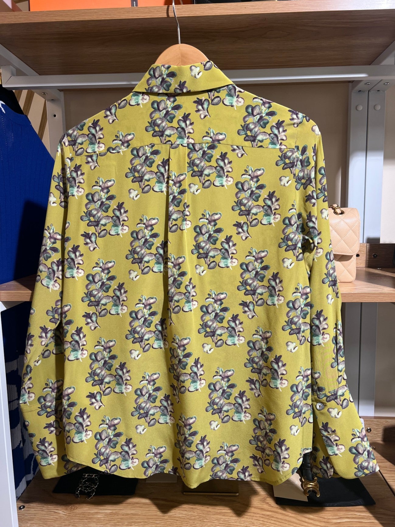 Odhee Grün mit floralem Muster in Grau und Blau 38 Seide