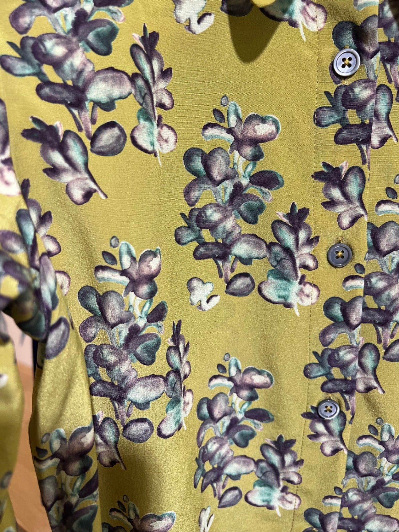 Odhee Grün mit floralem Muster in Grau und Blau 38 Seide