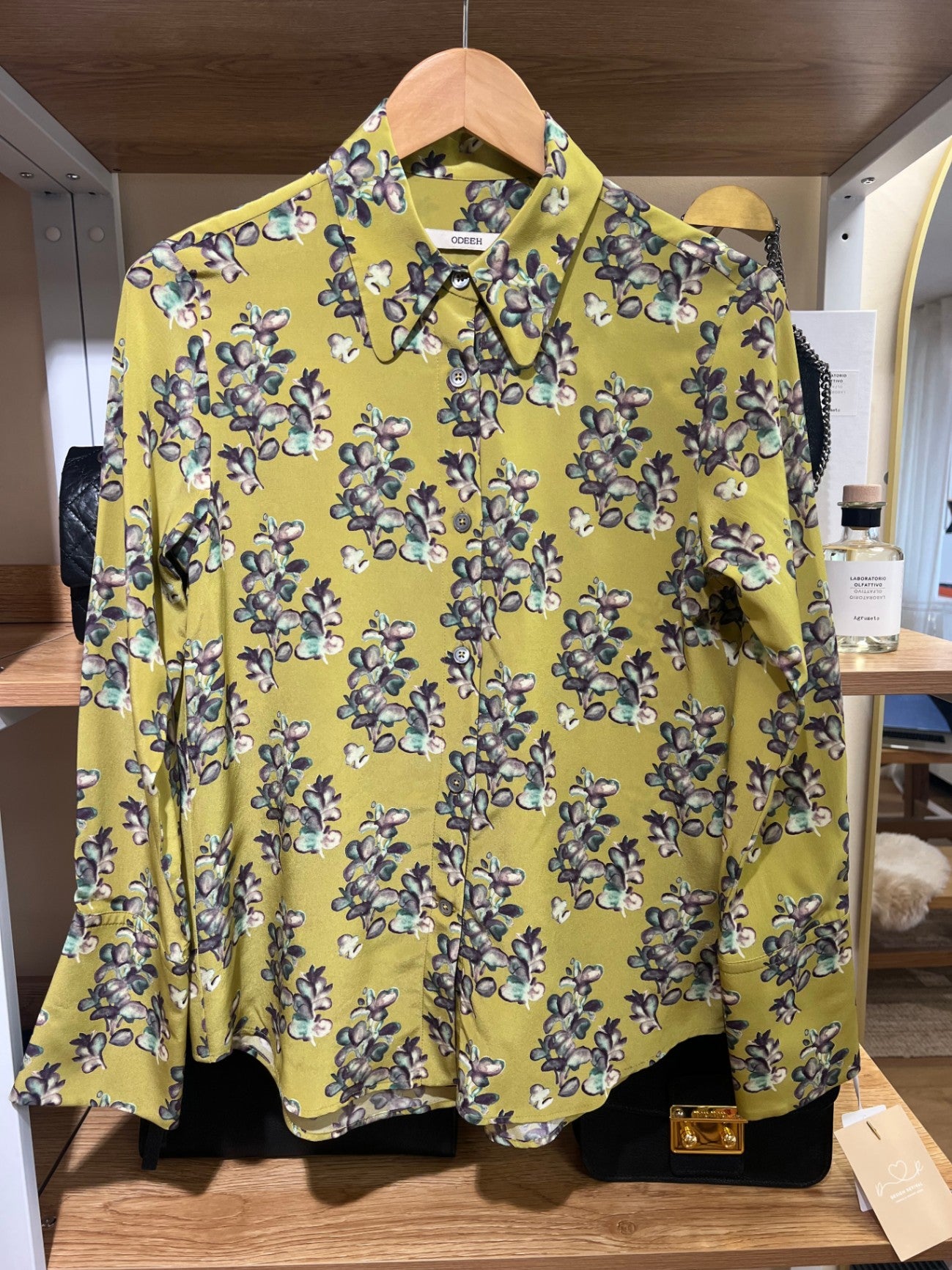 Odhee Grün mit floralem Muster in Grau und Blau 38 Seide