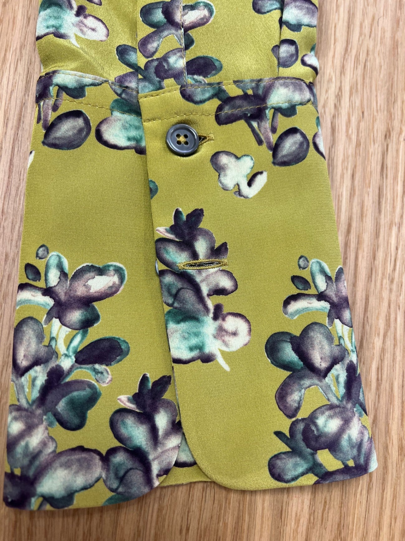 Odhee Grün mit floralem Muster in Grau und Blau 38 Seide