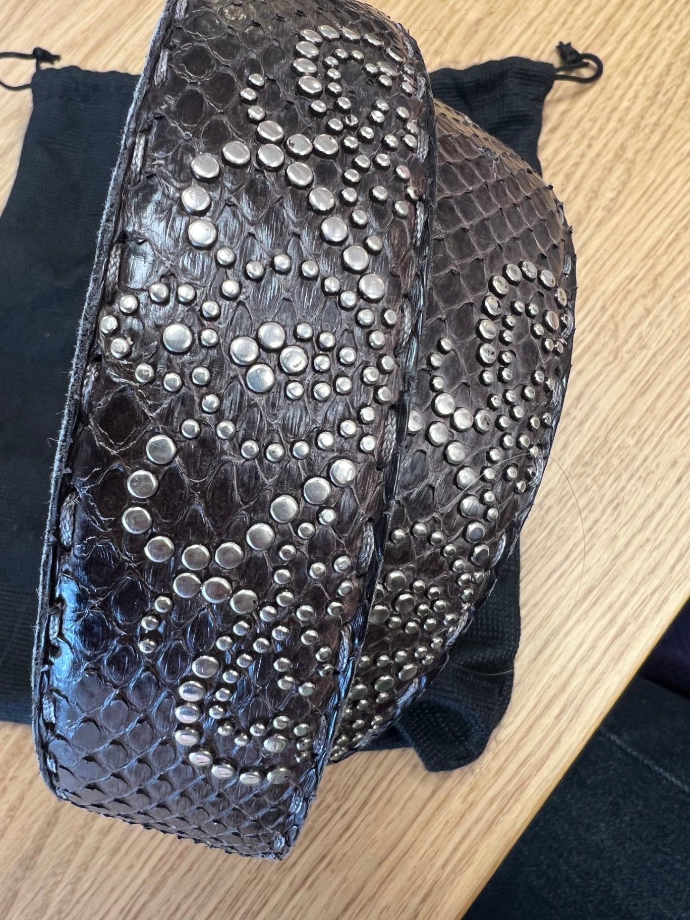 Reptile´s House Dunkelbraun, Schwarz 48/90 Lackleder, Reptil-Optik, Metallnieten