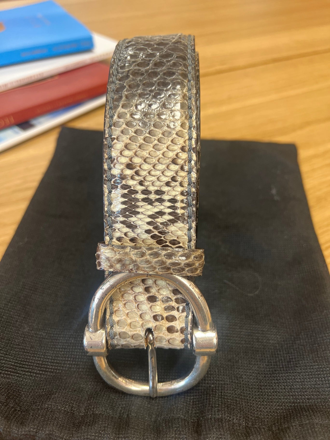 Reptile´s House Beige und Schwarz 44/80 Phytonleder und Metall