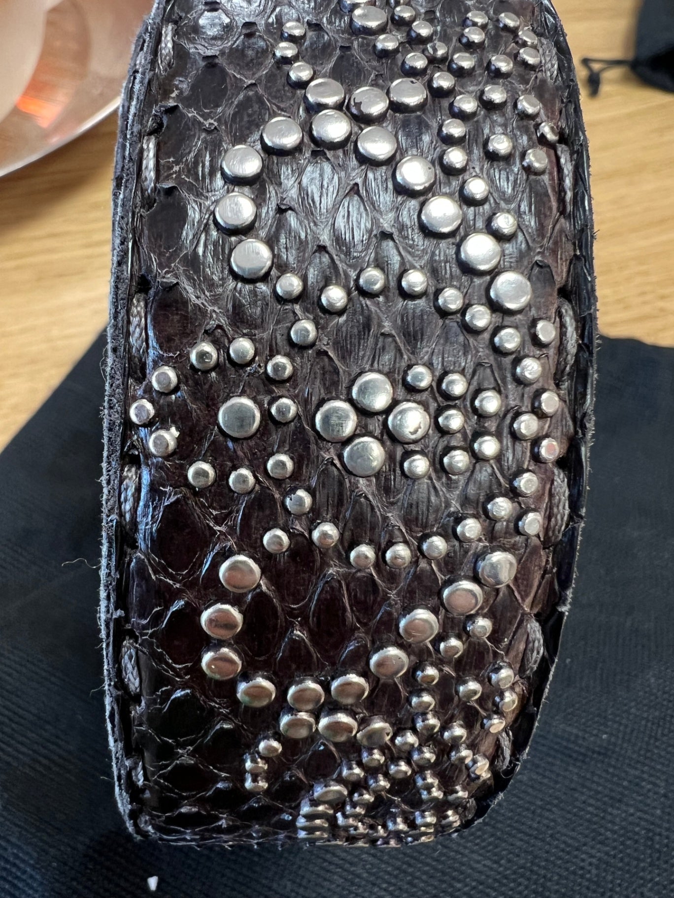 Reptile´s House Dunkelbraun, Schwarz 48/90 Lackleder, Reptil-Optik, Metallnieten