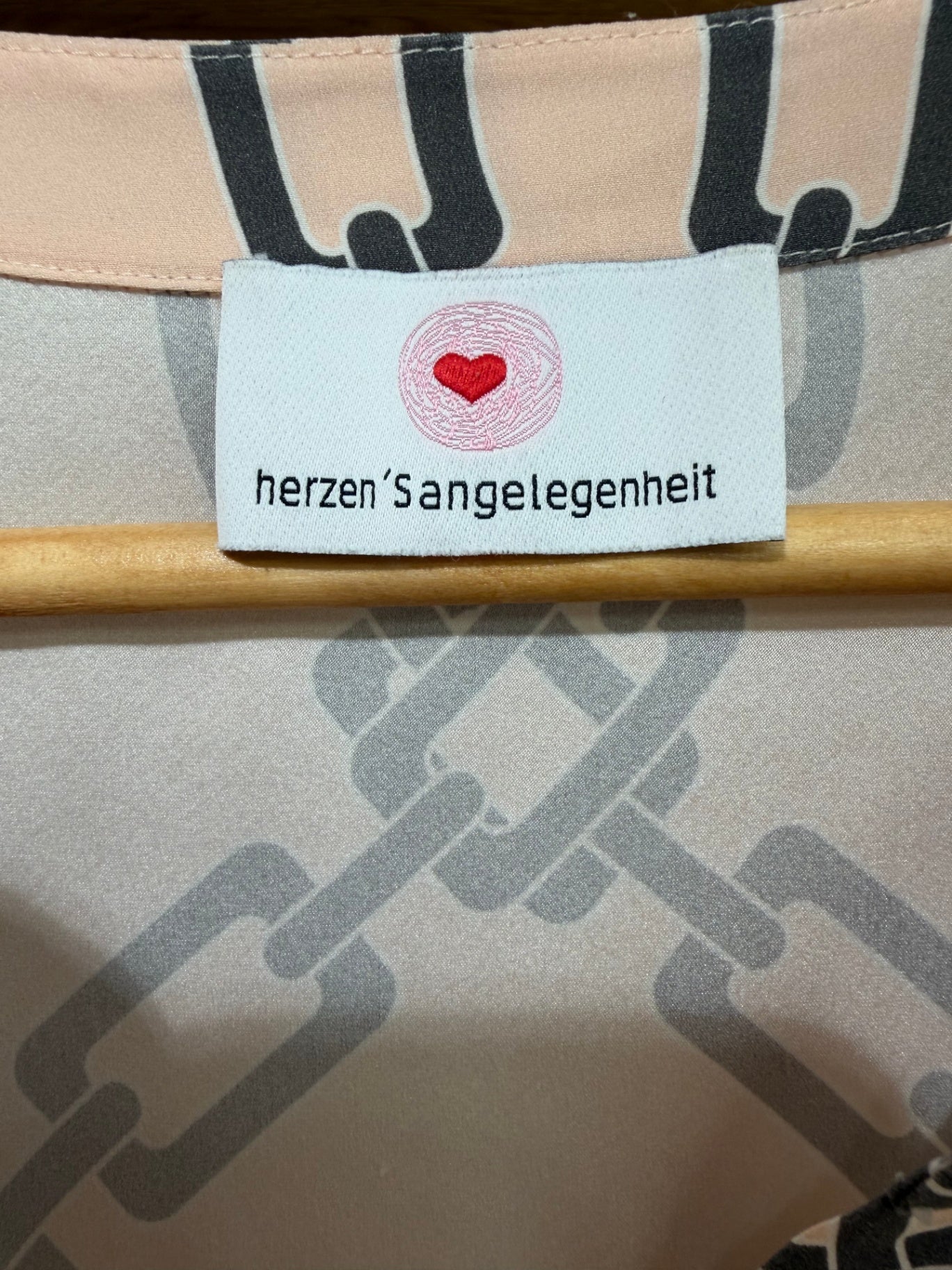 Herzensangelegenheit Beige, mit einem cartoonartigen Chiffon Muster mit Ketten und Pferden M Seide
