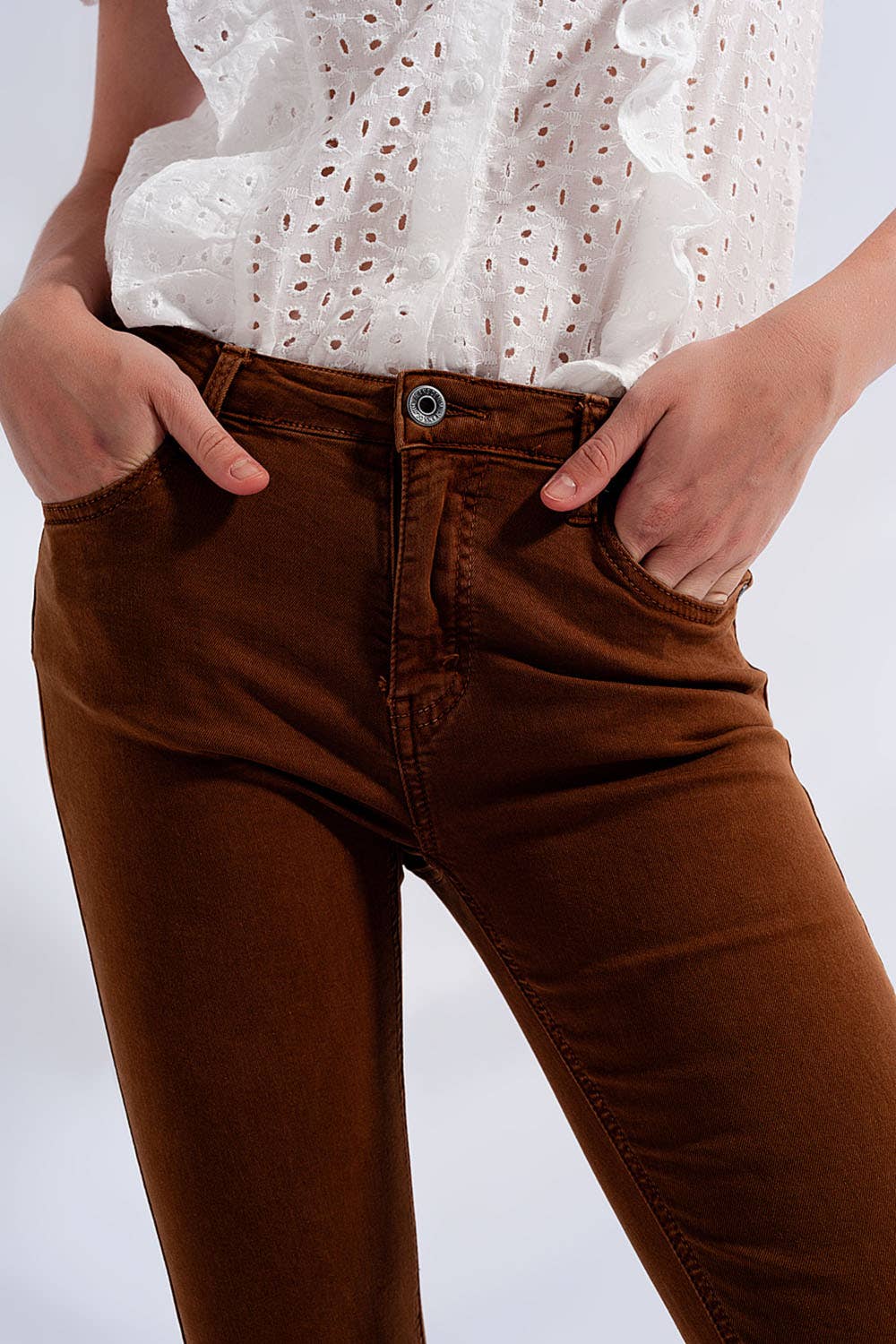 Braune Flared Jeans mit hohem Bund und rohem Saum: Brown / Extra groß