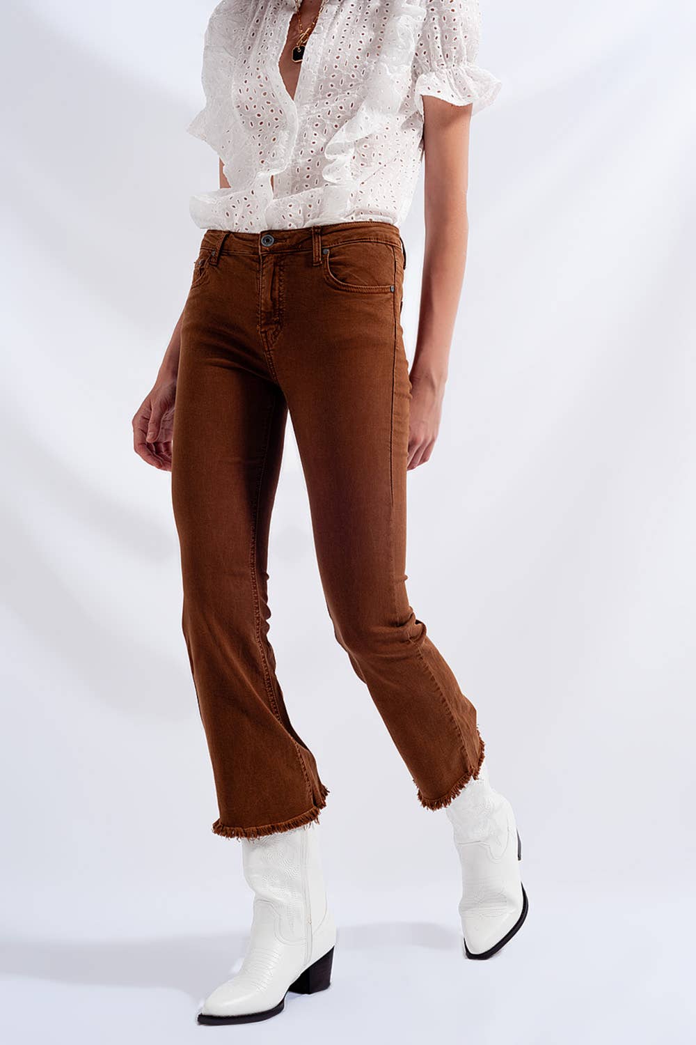 Braune Flared Jeans mit hohem Bund und rohem Saum: Brown / Extra groß