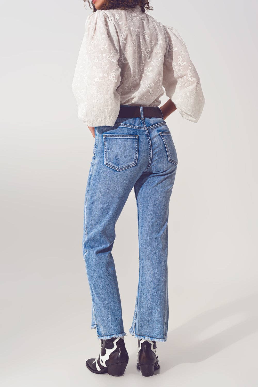 Flared Jeans in Hellblau mit asymmetrischem Saum: Blau / China / Mittelgroße