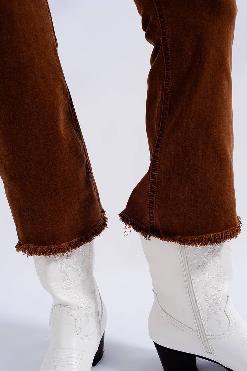Braune Flared Jeans mit hohem Bund und rohem Saum: Brown / Große