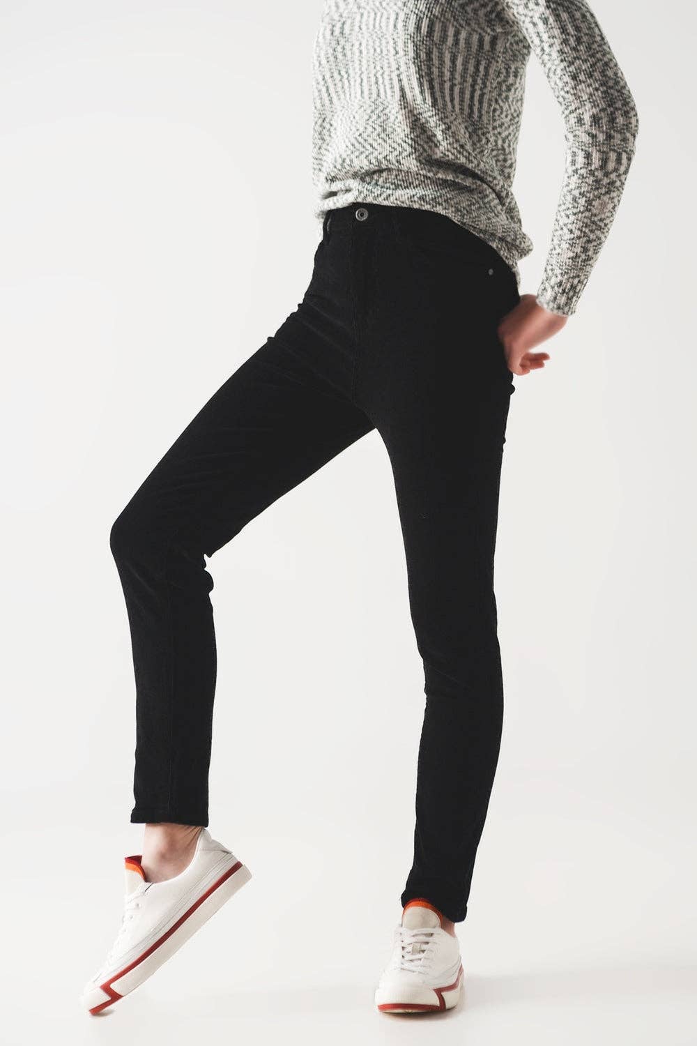 Elastische Skinny-Cordhose aus Baumwolle in Schwarz: Schwarz / Mittelgroße