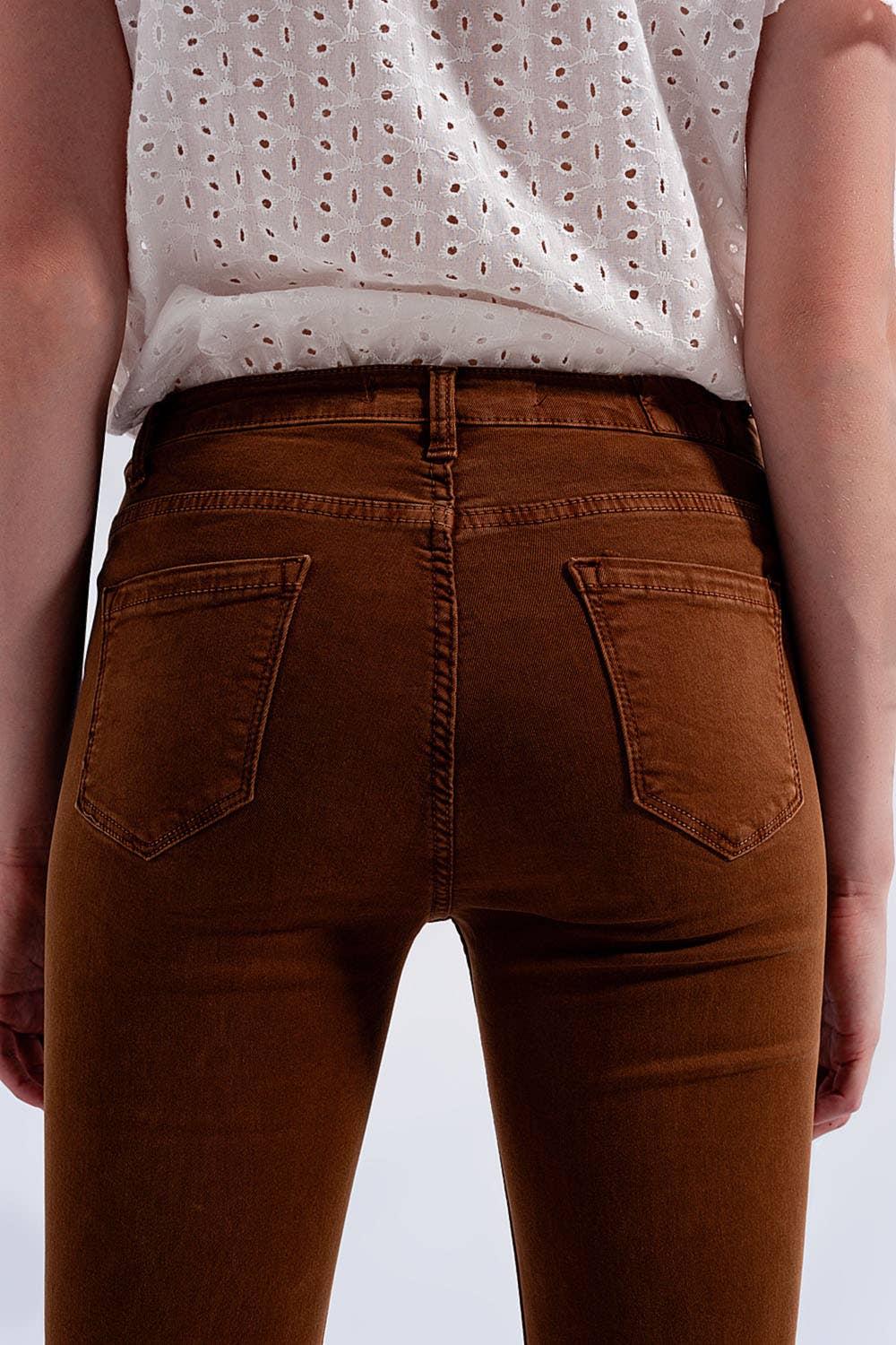 Braune Flared Jeans mit hohem Bund und rohem Saum: Brown / Große