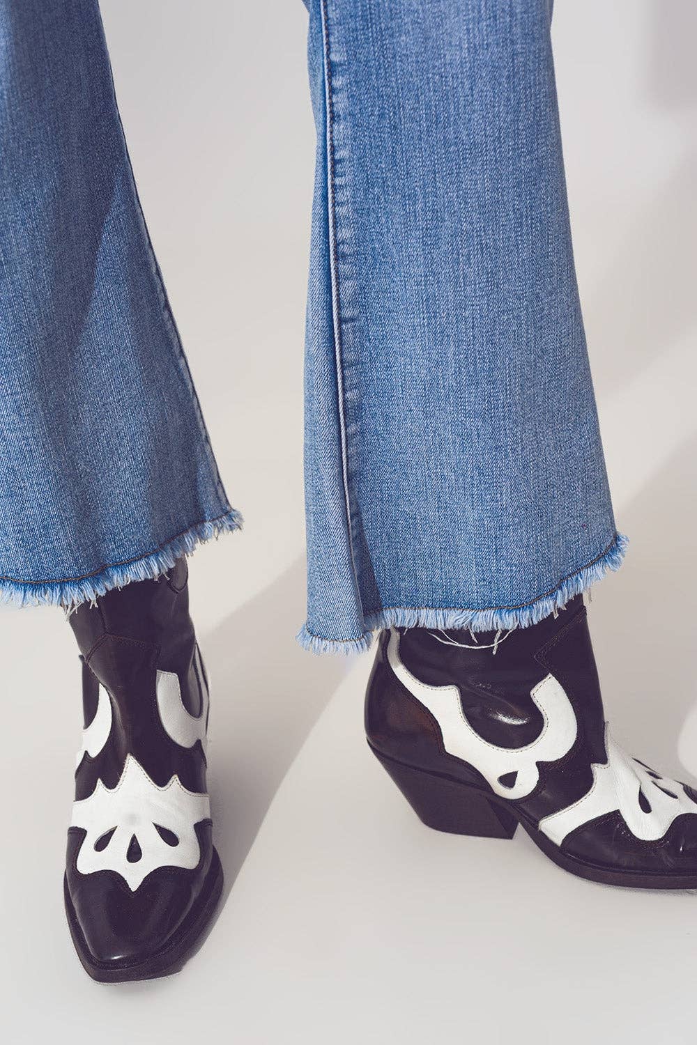 Flared Jeans in Hellblau mit asymmetrischem Saum: Blau / China / Große
