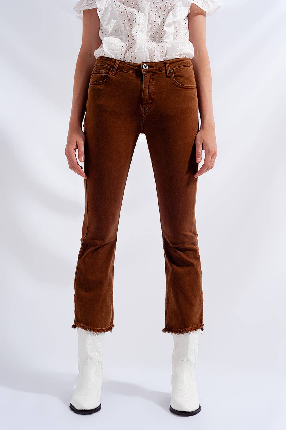 Braune Flared Jeans mit hohem Bund und rohem Saum: Brown / Große
