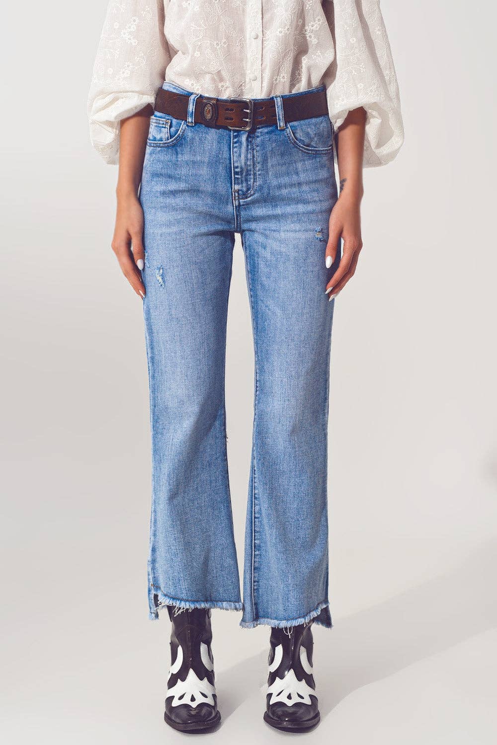 Flared Jeans in Hellblau mit asymmetrischem Saum: Blau / China / Mittelgroße