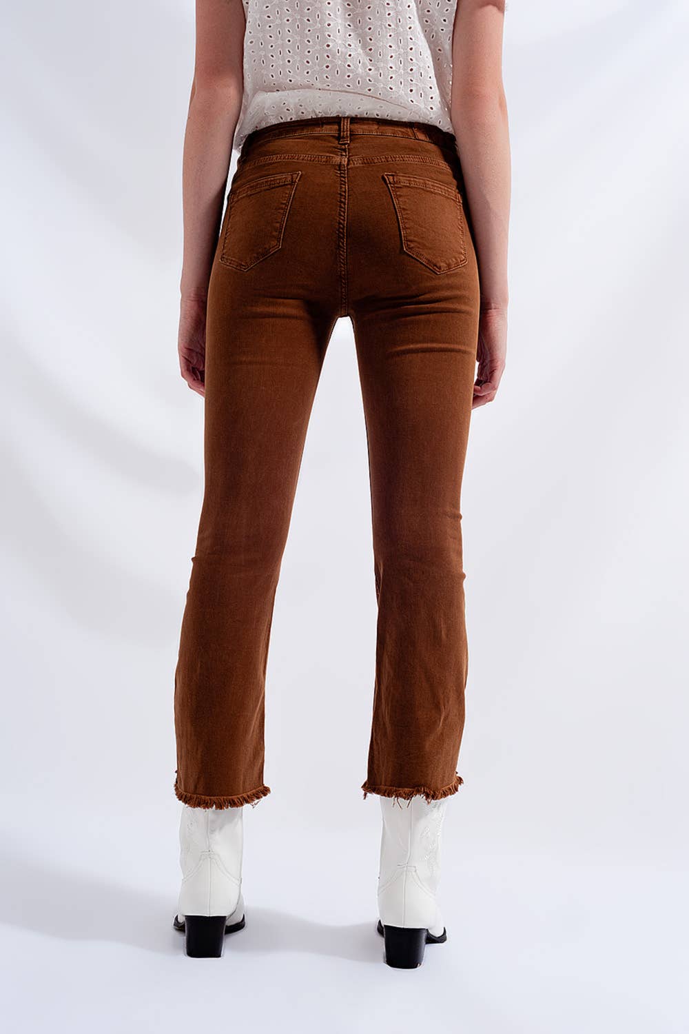 Braune Flared Jeans mit hohem Bund und rohem Saum: Brown / Große