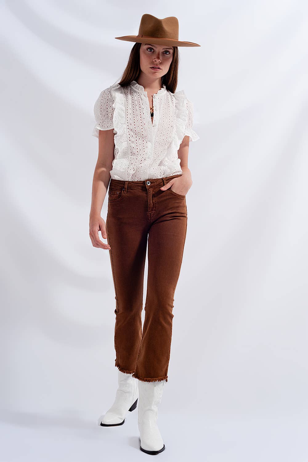 Braune Flared Jeans mit hohem Bund und rohem Saum: Brown / Große